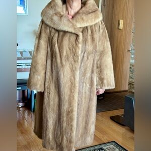 Martin’s Elegant Tan Mink Fur Coat. Size 14/16